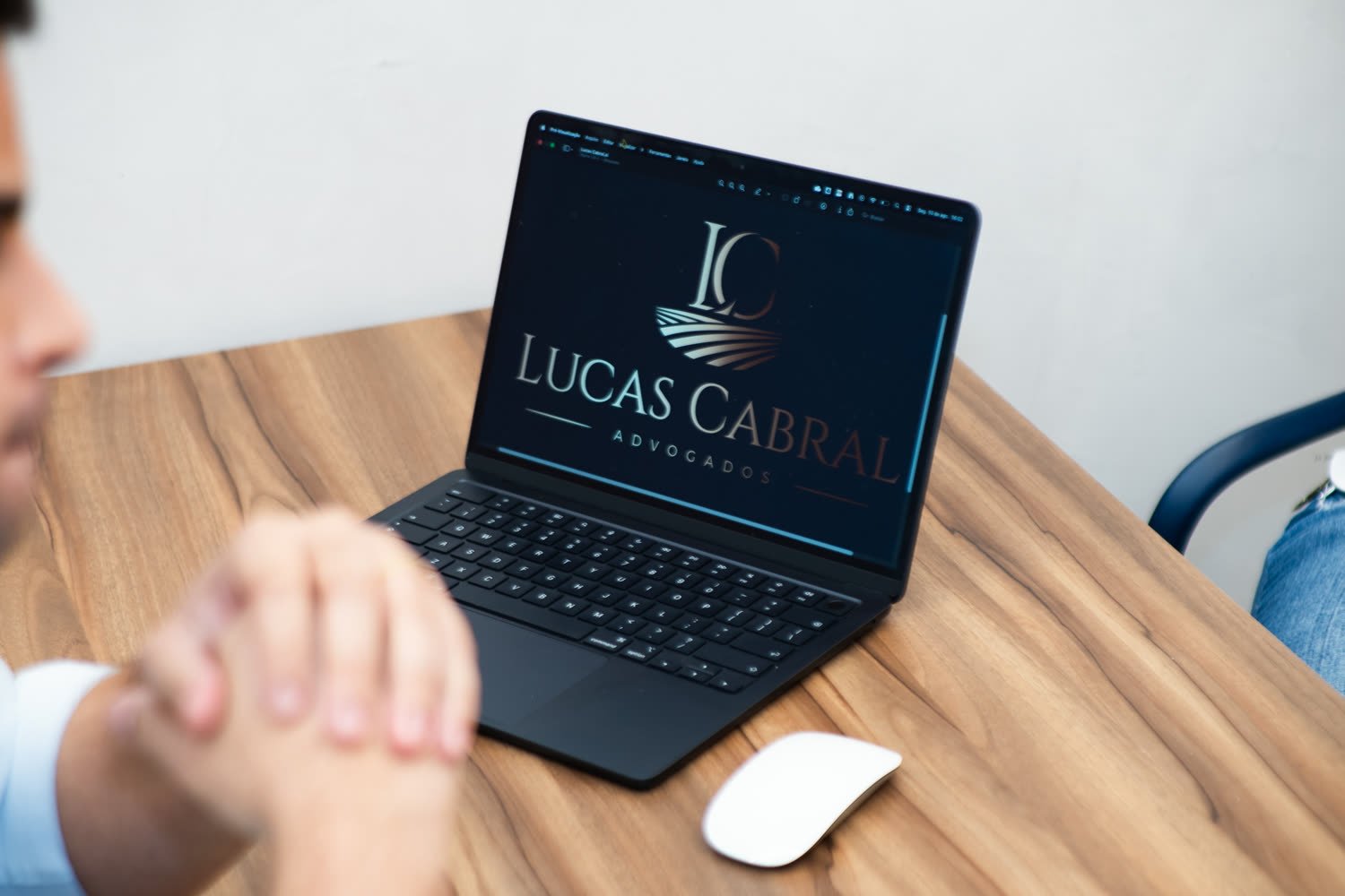 Mesa do escritório, com a marca Lucas Cabral Advogados na tela